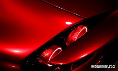 Tinta auto in base opaca al solvente.